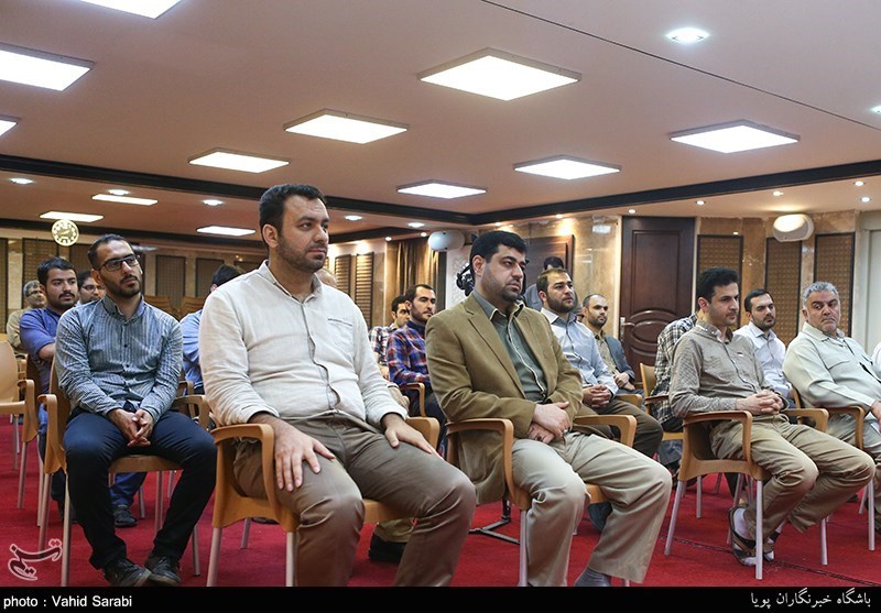 کرسی تلاوت تسنیم