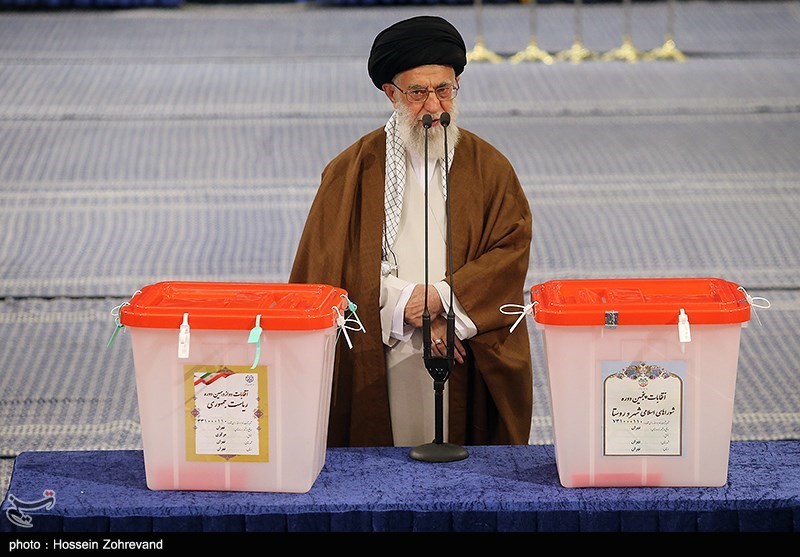 حضور رهبر معظم انقلاب در پای صندوق رای