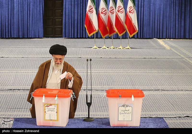 حضور رهبر معظم انقلاب در پای صندوق رای