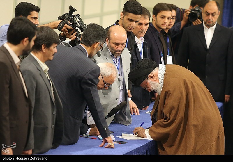 حضور رهبر معظم انقلاب در پای صندوق رای