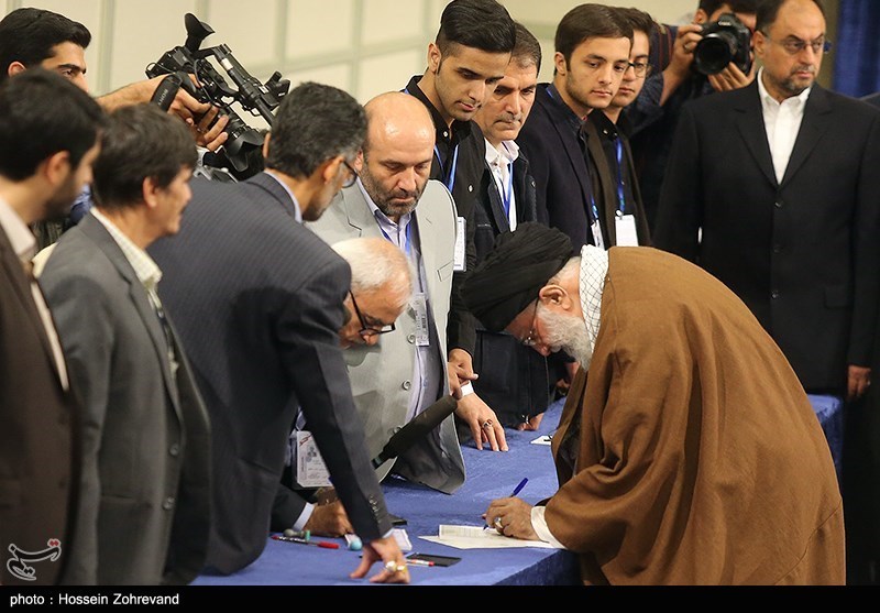 حضور رهبر معظم انقلاب در پای صندوق رای