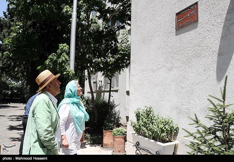 نصب کاشی ماندگار بر سردر خانه جواد مجابی شاعر، نویسنده و روزنامه نگار پیشکسوت