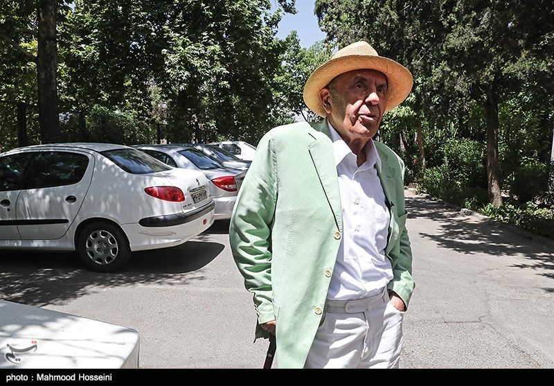 نصب کاشی ماندگار بر سردر خانه جواد مجابی شاعر، نویسنده و روزنامه نگار پیشکسوت