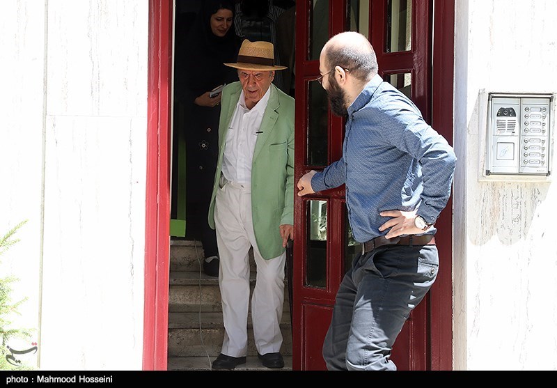 نصب کاشی ماندگار بر سردر خانه جواد مجابی شاعر، نویسنده و روزنامه نگار پیشکسوت