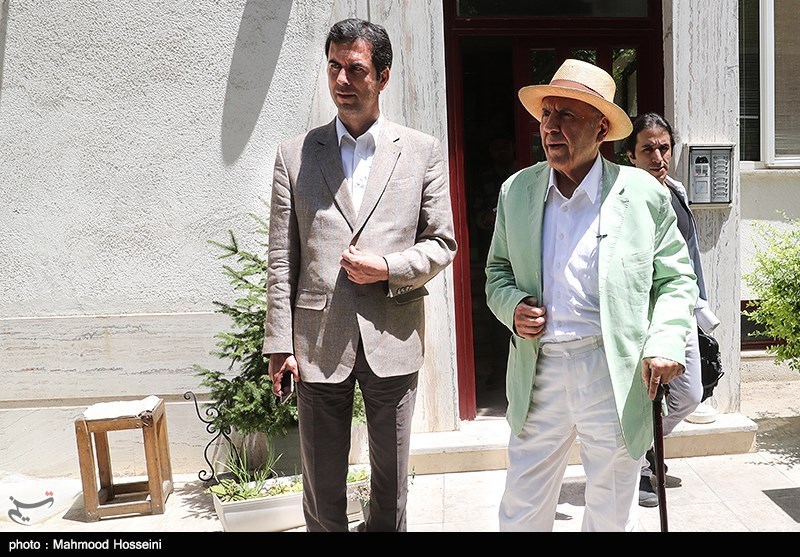 نصب کاشی ماندگار بر سردر خانه جواد مجابی شاعر، نویسنده و روزنامه نگار پیشکسوت