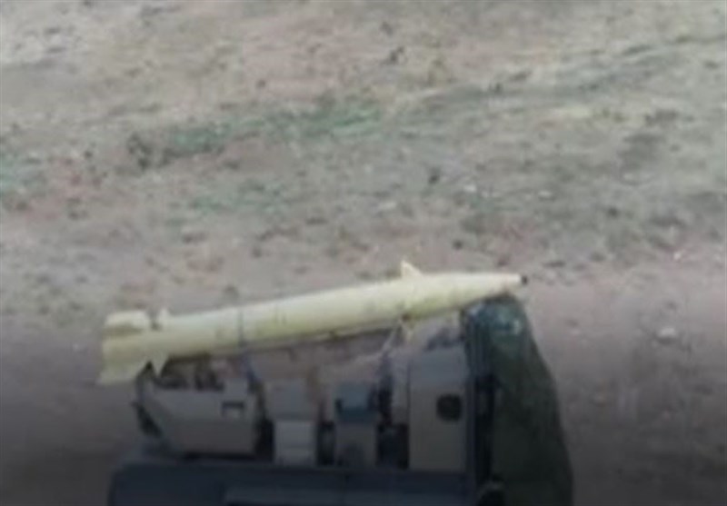 آماده سازی موشک ذوالفقار برای شلیک به‌سوی مواضع داعش در سوریه