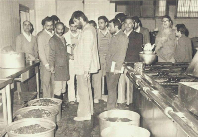 شهید کچویی در بازدید از آشپزخانه اوین