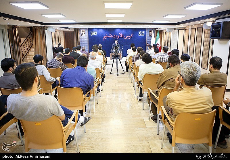 کرسی تلاوت قرآن در تسنیم