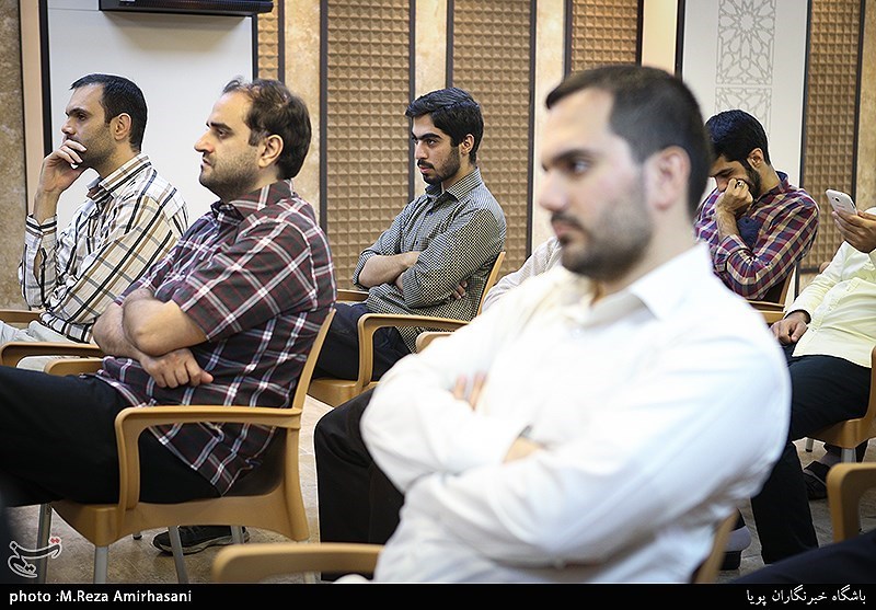 کرسی تلاوت قرآن در تسنیم