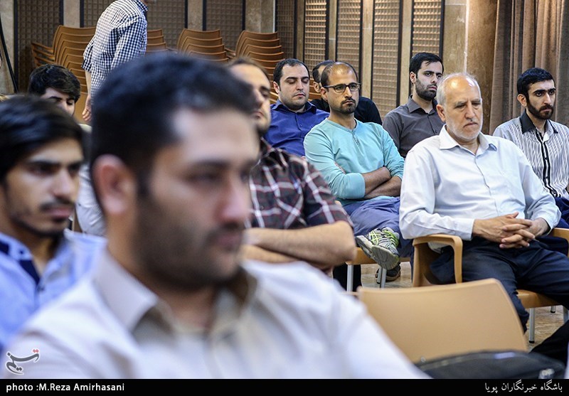 کرسی تلاوت قرآن در تسنیم