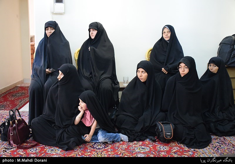 دیدار جامعه قرآنی با خانواده شهید حسین آقاخانی