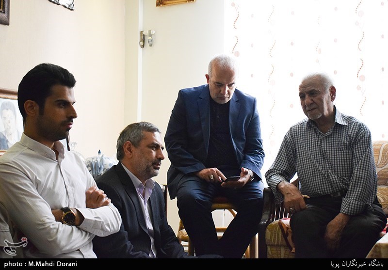 دیدار جامعه قرآنی با خانواده شهید حسین آقاخانی