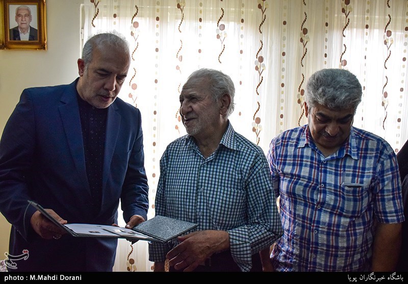 دیدار جامعه قرآنی با خانواده شهید حسین آقاخانی