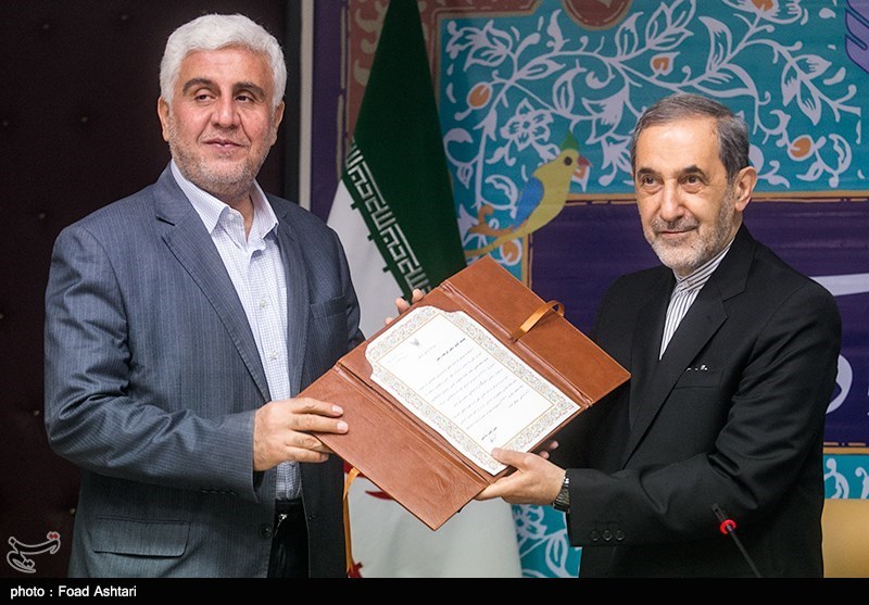 اعطای حکم ریاست دانشگاه آزاد توسط علی اکبر ولایتی