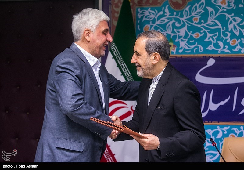 اعطای حکم ریاست دانشگاه آزاد توسط علی اکبر ولایتی