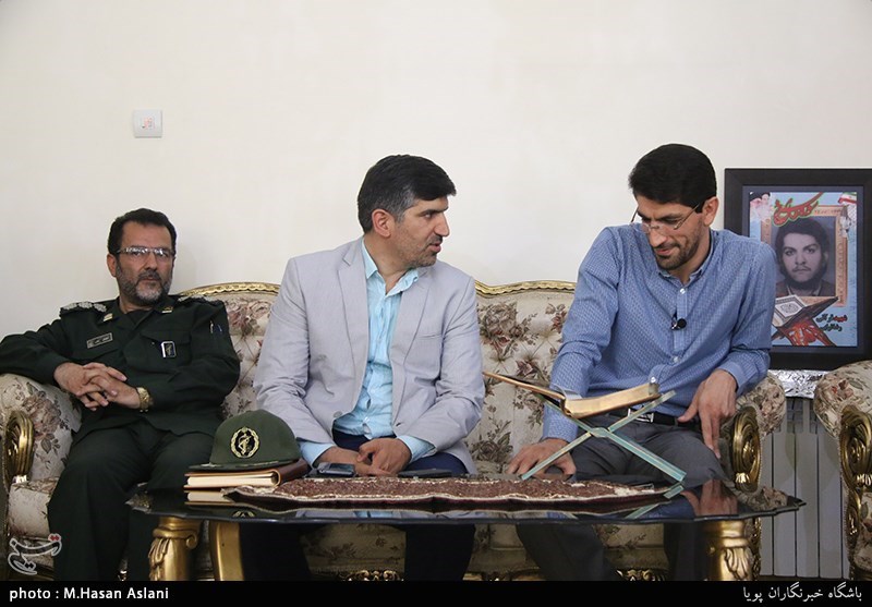 دیدار جامعه قرآنی با خانواده شهید رضا ترابی