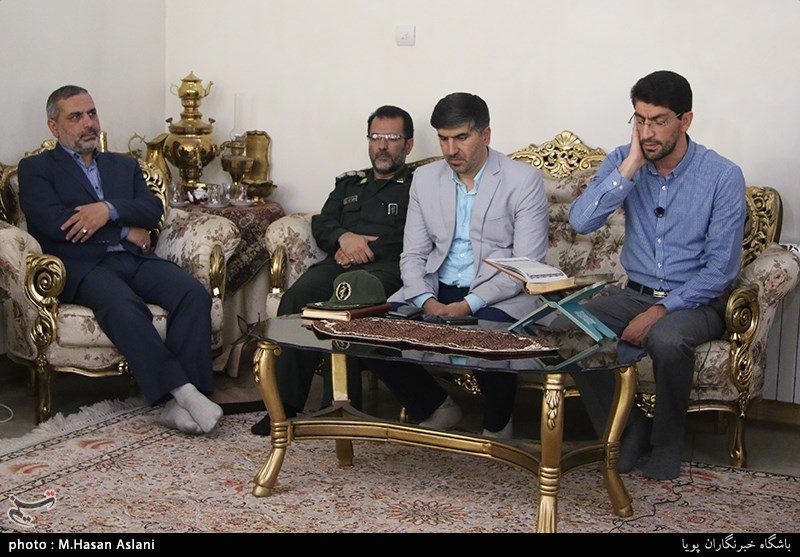 دیدار جامعه قرآنی با خانواده شهید رضا ترابی