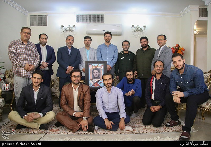 دیدار جامعه قرآنی با خانواده شهید رضا ترابی