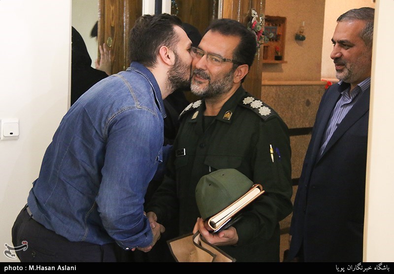 دیدار جامعه قرآنی با خانواده شهید رضا ترابی