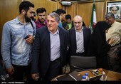 حسین مرعشی و محسن هاشمی هنگام خروج از جلسه منتخبین پنجمین دوره شورای شهر برای انتخاب شهردار تهران