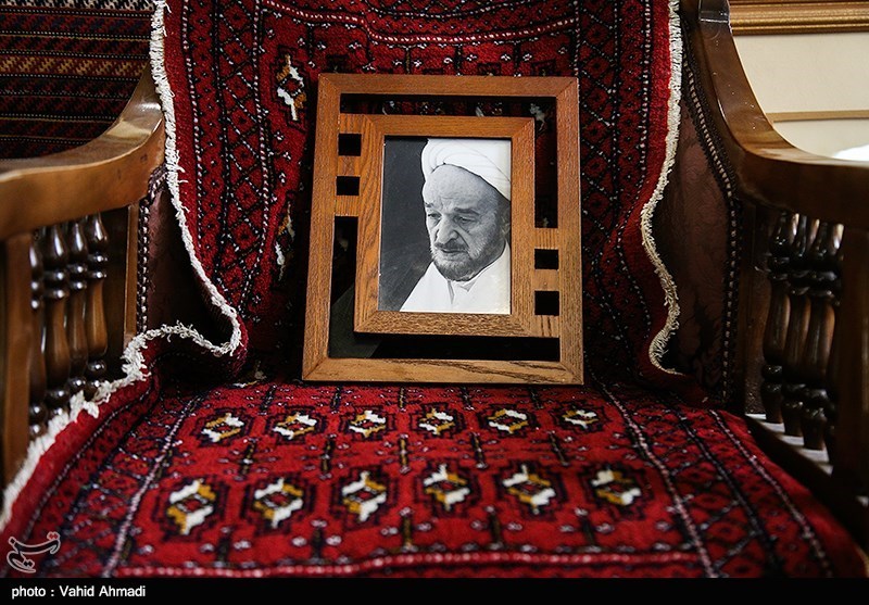 نصب کاشی ماندگار بر سر در منزل خانه علامه جعفری