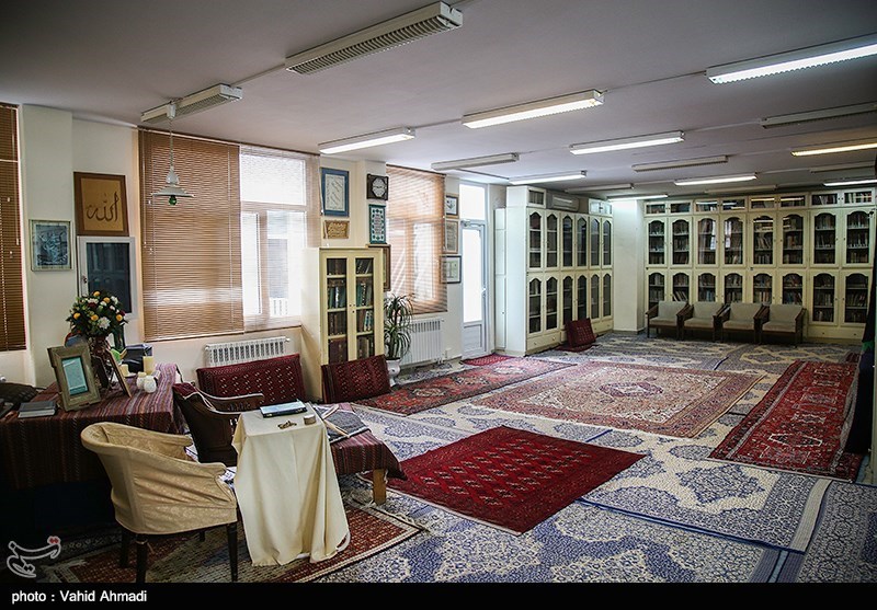 نصب کاشی ماندگار بر سر در منزل خانه علامه جعفری