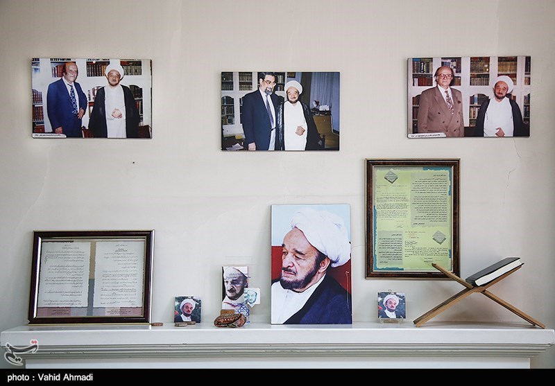 نصب کاشی ماندگار بر سر در منزل خانه علامه جعفری