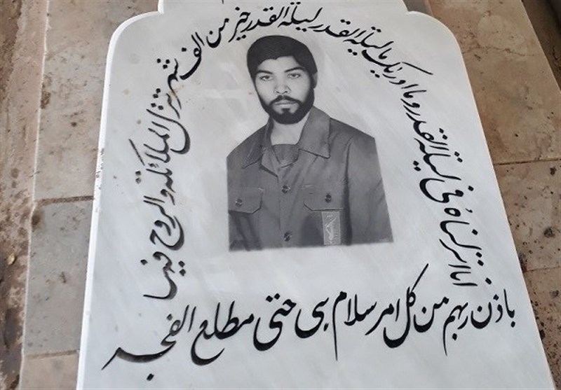 نصب سنگ مزار سردار شهید مجید سیلاوی در گلزار شهدای اهواز