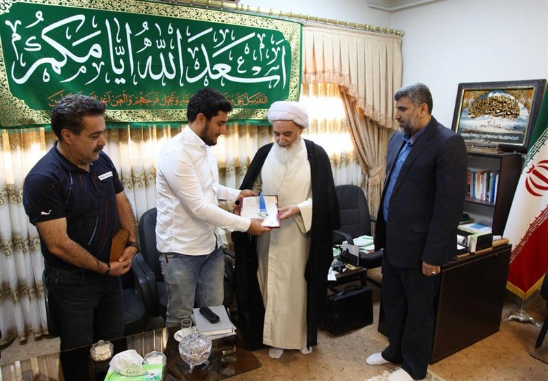 تقدیم مدال طلا