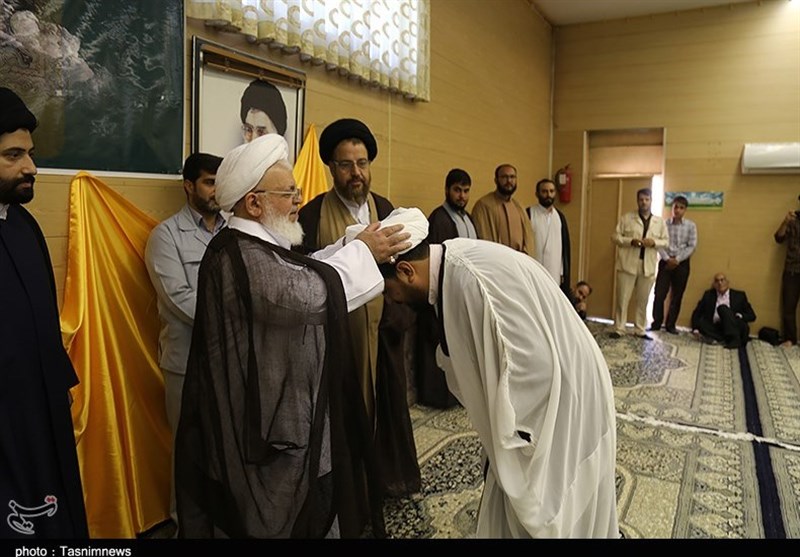 عمامه گذاری طلاب حوزه علمیه یزد توسط آیت الله ناصری یزدی در روز عید غدیر
