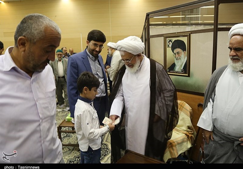 عمامه گذاری طلاب حوزه علمیه یزد توسط آیت الله ناصری یزدی در روز عید غدیر