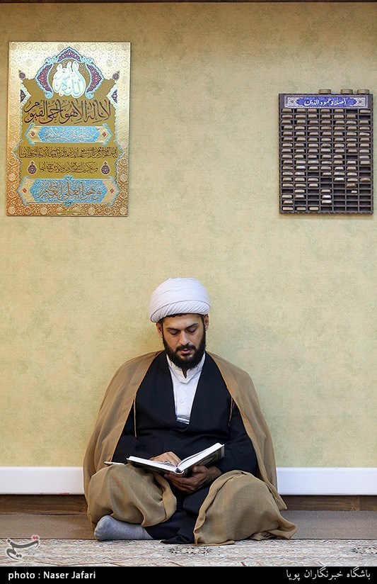 کرسی تلاوت تسنیم