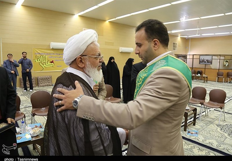 رونمایی از کتاب آیات ولایت با حضور آیت الله ناصری یزدی و خادمان آستان مقدس امام علی(ع)