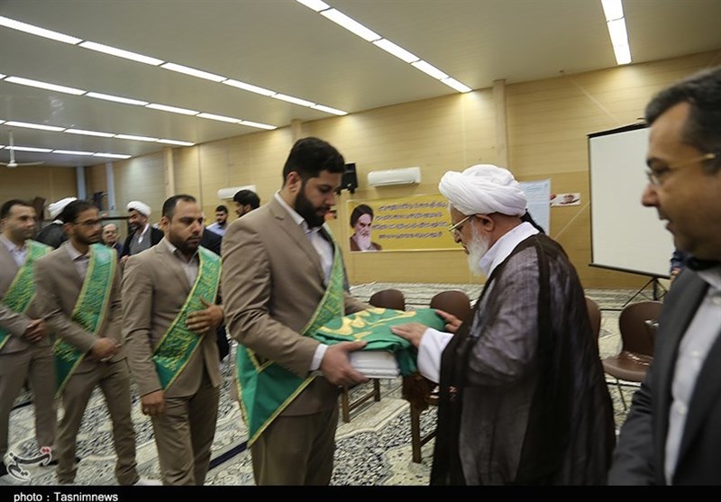 رونمایی از کتاب آیات ولایت با حضور آیت الله ناصری یزدی و خادمان آستان مقدس امام علی(ع)