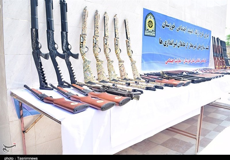 مراسم رونمایی از سلاح‌های غیرمجاز کشف شده 