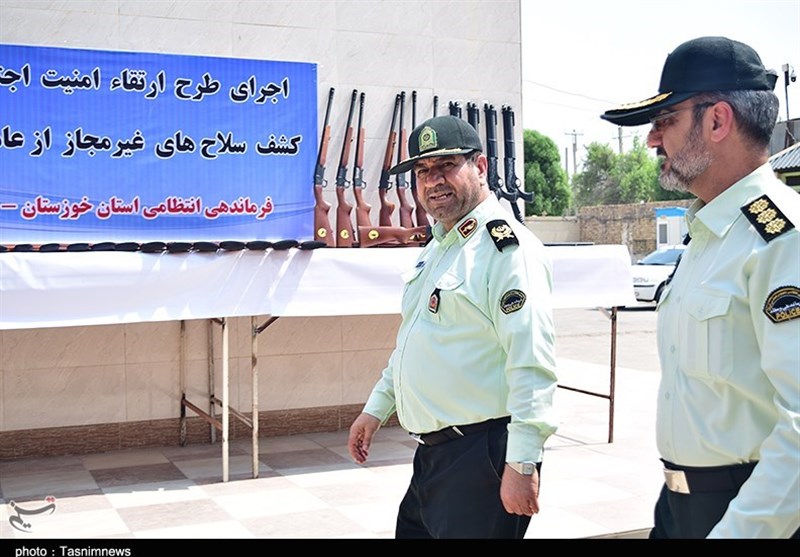 مراسم رونمایی از سلاح‌های غیرمجاز کشف شده 