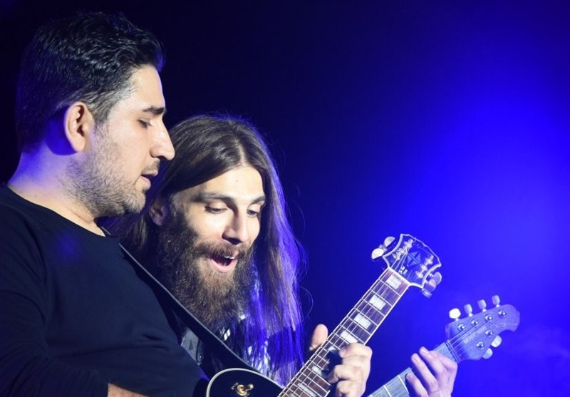 کنسرت کاوه آفاق در فضای باز برج میلاد