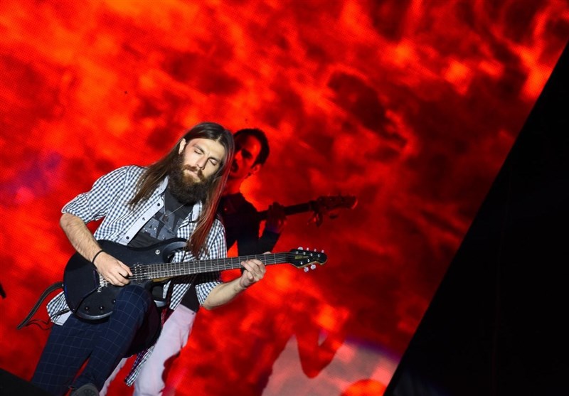 کنسرت کاوه آفاق در فضای باز برج میلاد