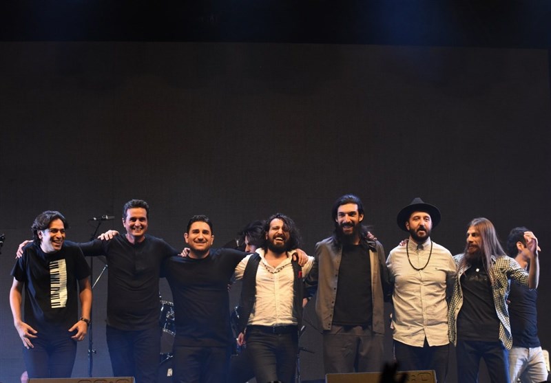 کنسرت کاوه آفاق در فضای باز برج میلاد