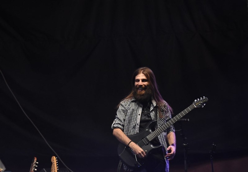 کنسرت کاوه آفاق در فضای باز برج میلاد