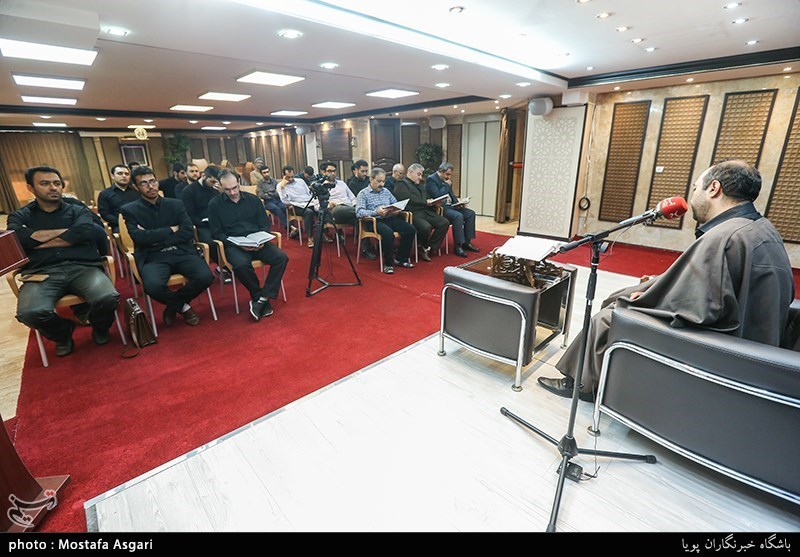 کرسی تلاوت قرآن تسنیم