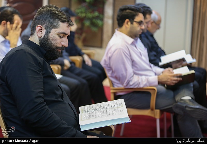 کرسی تلاوت قرآن تسنیم