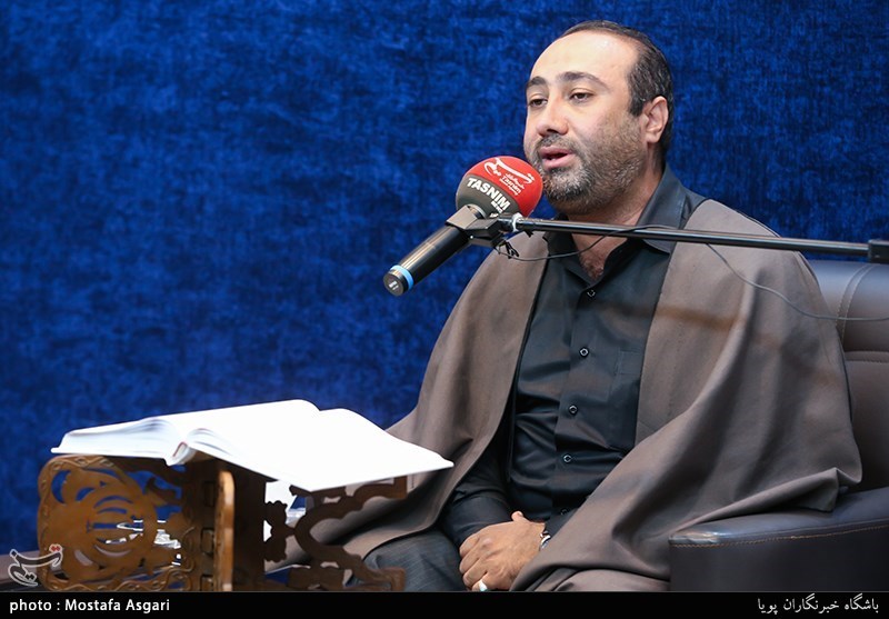 کرسی تلاوت قرآن تسنیم