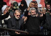 پدر شهید حججی و علی لاریجانی رئیس مجلس شورای اسلامی در مراسم تشییع پیکر مطهر شهید محسن حججی - میدان امام حسین(ع) تهران
