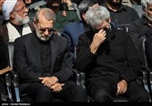 پدر شهید حججی و علی لاریجانی رئیس مجلس شورای اسلامی در مراسم تشییع پیکر مطهر شهید محسن حججی - میدان امام حسین(ع) تهران