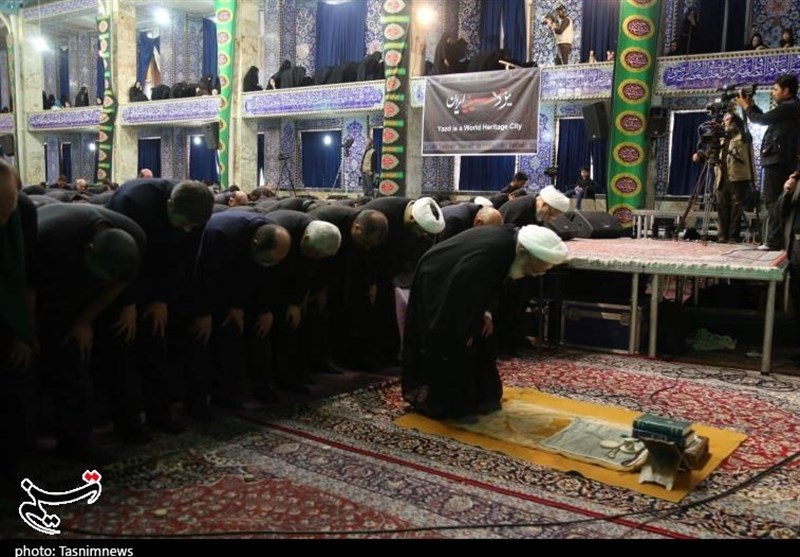 نماز ظهر عاشورا یزد به امامت آیت الله ناصری نماینده ولی فقیه در استان و امام جمعه یزد