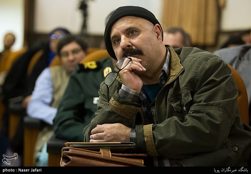 نشست هم اندیشی اصحاب فرهنگ، هنر و رسانه عرصه دفاع مقدس با وزیر ارشاد