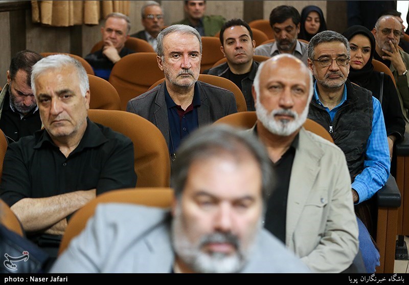 نشست هم اندیشی اصحاب فرهنگ، هنر و رسانه عرصه دفاع مقدس با وزیر ارشاد