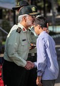 تقدیر از فرزند یکی از شهدای مدافع حرم توسط سردار اسکندر مومنی جانشین فرمانده ناجا