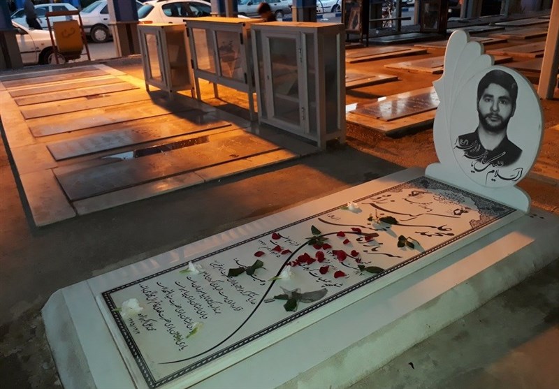 غبار روبی و عطر افشانی گلزار شهدای اهواز